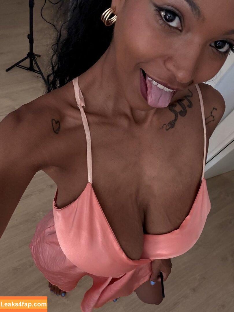 itszurihill /  leaked photo photo #0008