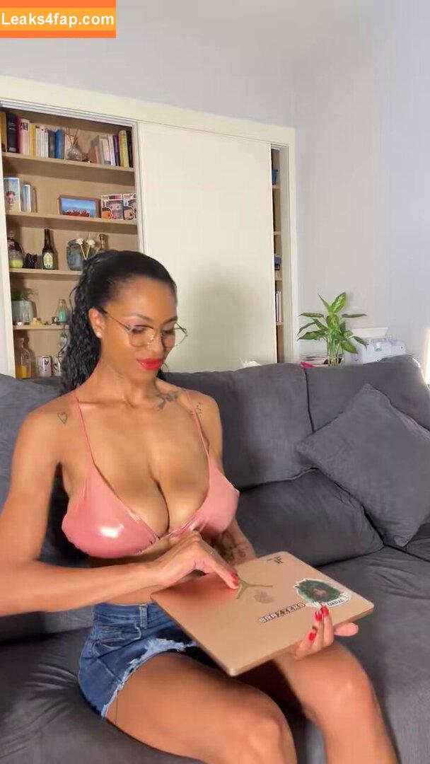 itszurihill /  leaked photo photo #0012