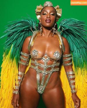 IZA photo #0023