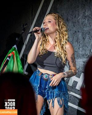 Janet Devlin photo #0239