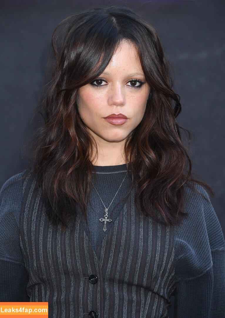 Jenna Ortega / Page / jennaortega / ortega00 слитое фото фото #3767