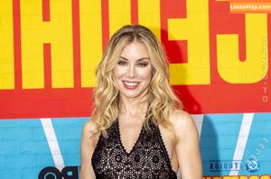 Jennifer Holland photo #0130