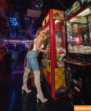 Jennifer Lopez photo #2740