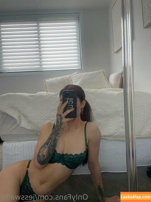 Jess Wallis photo #0027