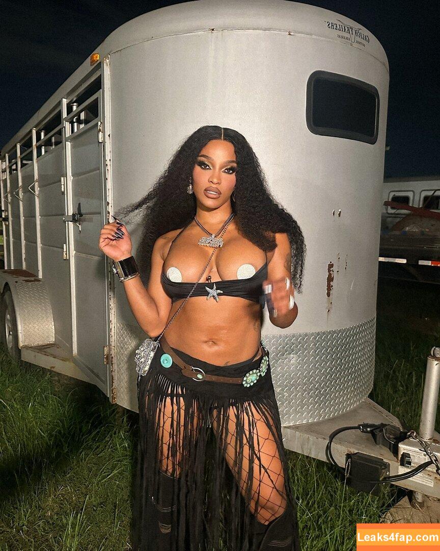 Joseline Hernandez / 