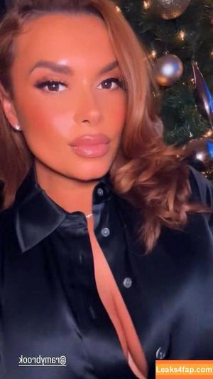 Joy Taylor photo #0822