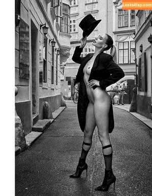 Julia Chavanne photo #0076