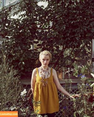 Julia Garner photo #0108