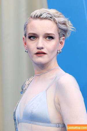 Julia Garner photo #0127