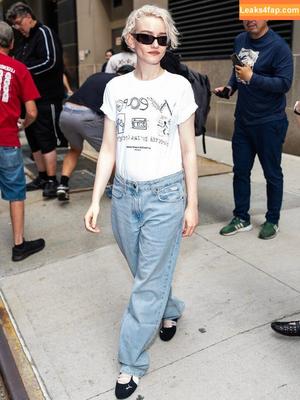 Julia Garner photo #0141