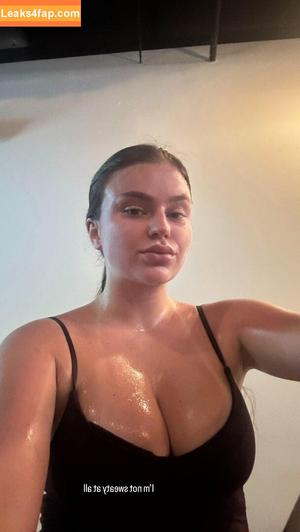 Julia Reinert photo #0058
