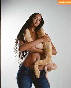 Juliana Nalu photo #0117