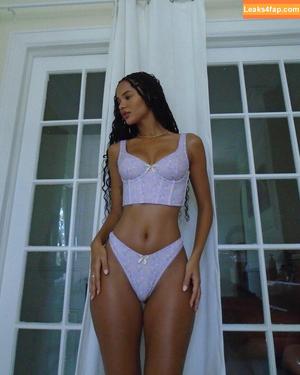 Juliana Nalu photo #0120