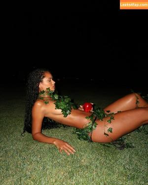 Juliana Nalu photo #0155