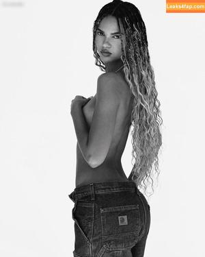 Juliana Nalu photo #0320