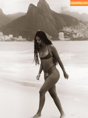 Juliana Nalu photo #0702