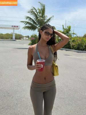 Juliana Nalu photo #0821