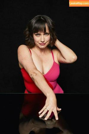 Julie Ann Emery фото #0001