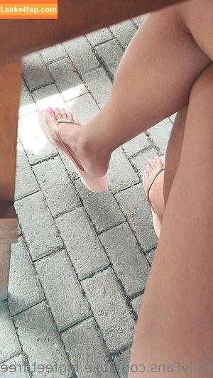 julie.bigfeet.free photo #0013