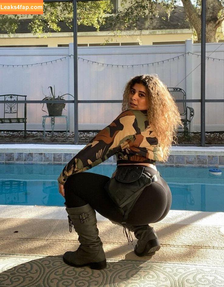 JustYeliz / yesjulz leaked photo photo #0012