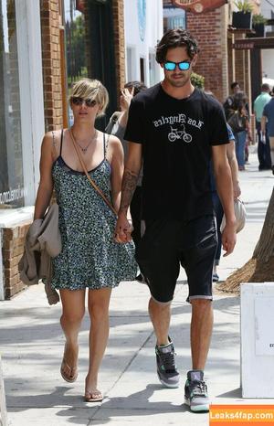 Kaley Cuoco photo #0283