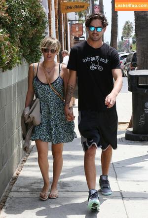 Kaley Cuoco photo #0284