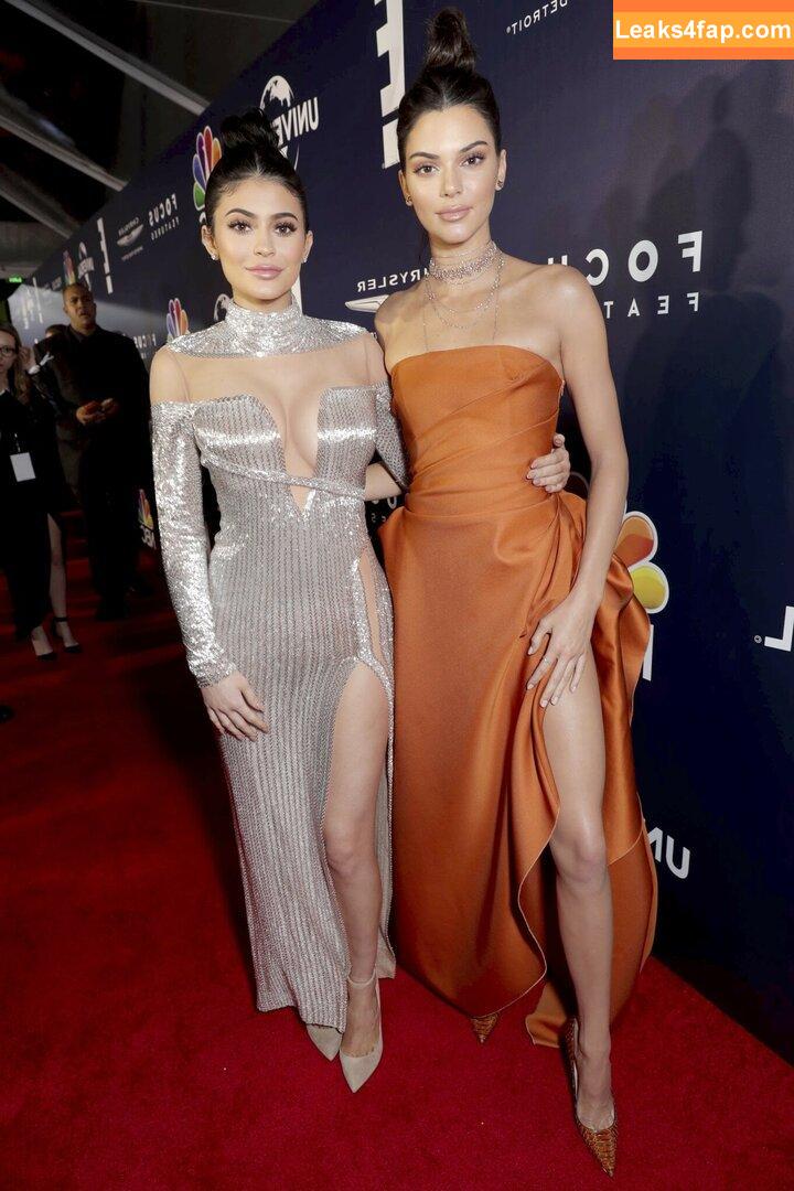 Kendall Jenner / KendallJenner / https: слитое фото фото #0024