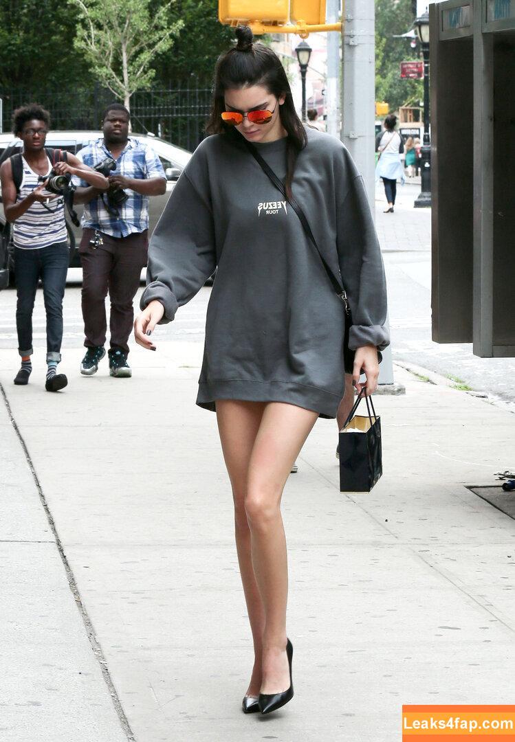 Kendall Jenner / KendallJenner / https: leaked photo photo #0025