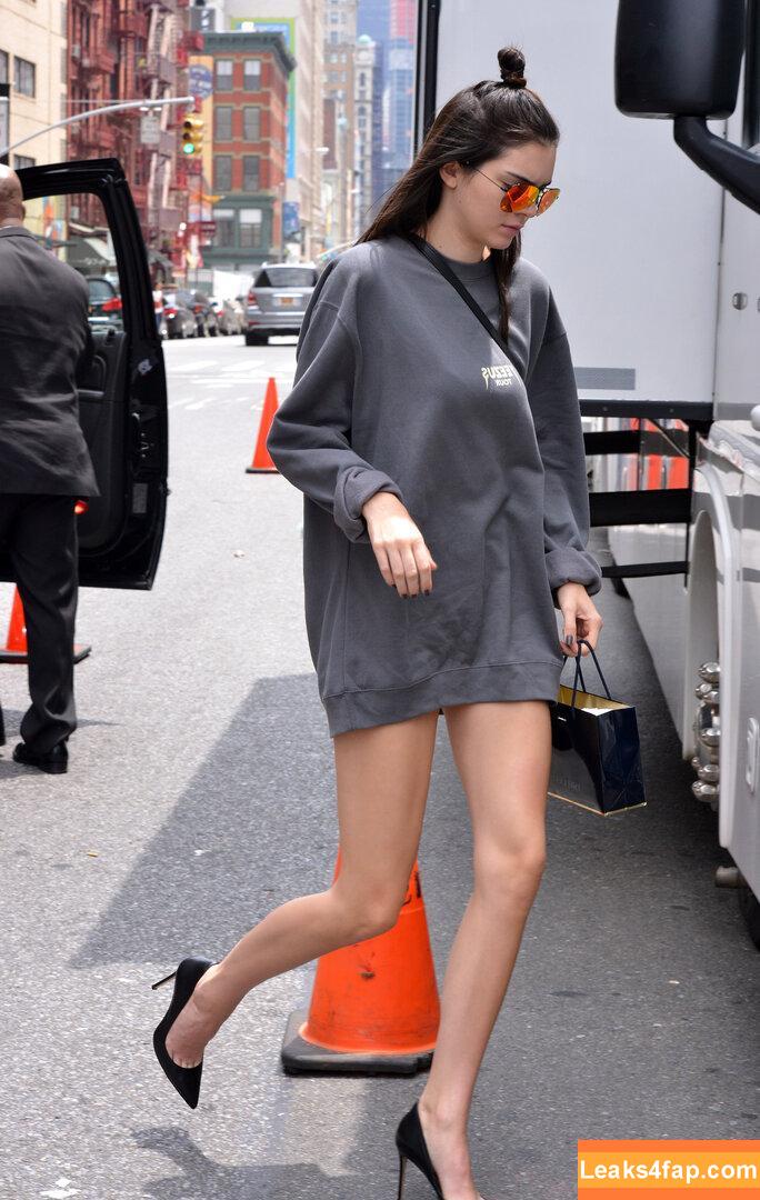 Kendall Jenner / KendallJenner / https: слитое фото фото #0031