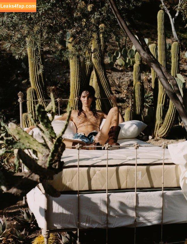 Kendall Jenner / KendallJenner / https: слитое фото фото #0048