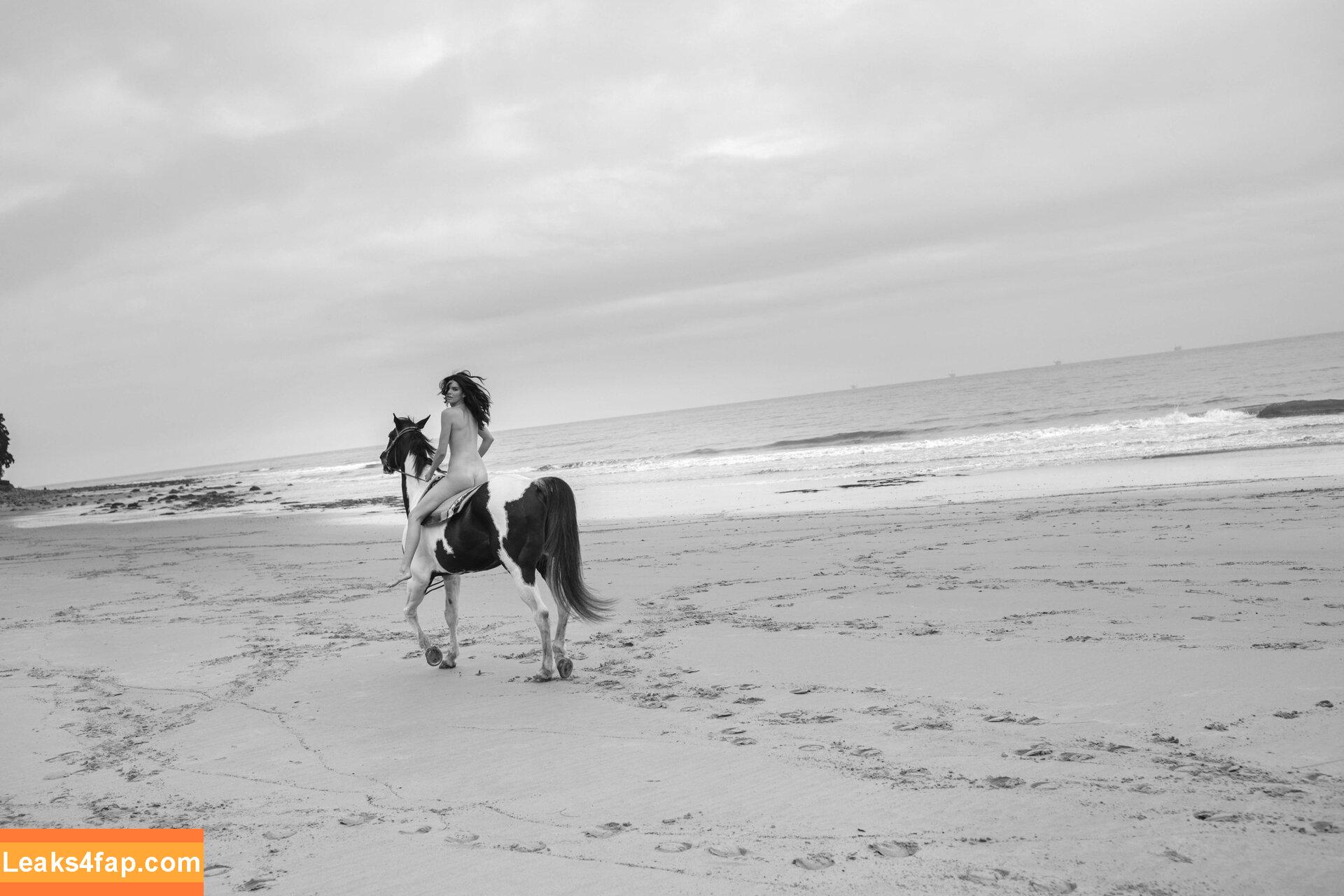 Kendall Jenner / KendallJenner / https: leaked photo photo #0051