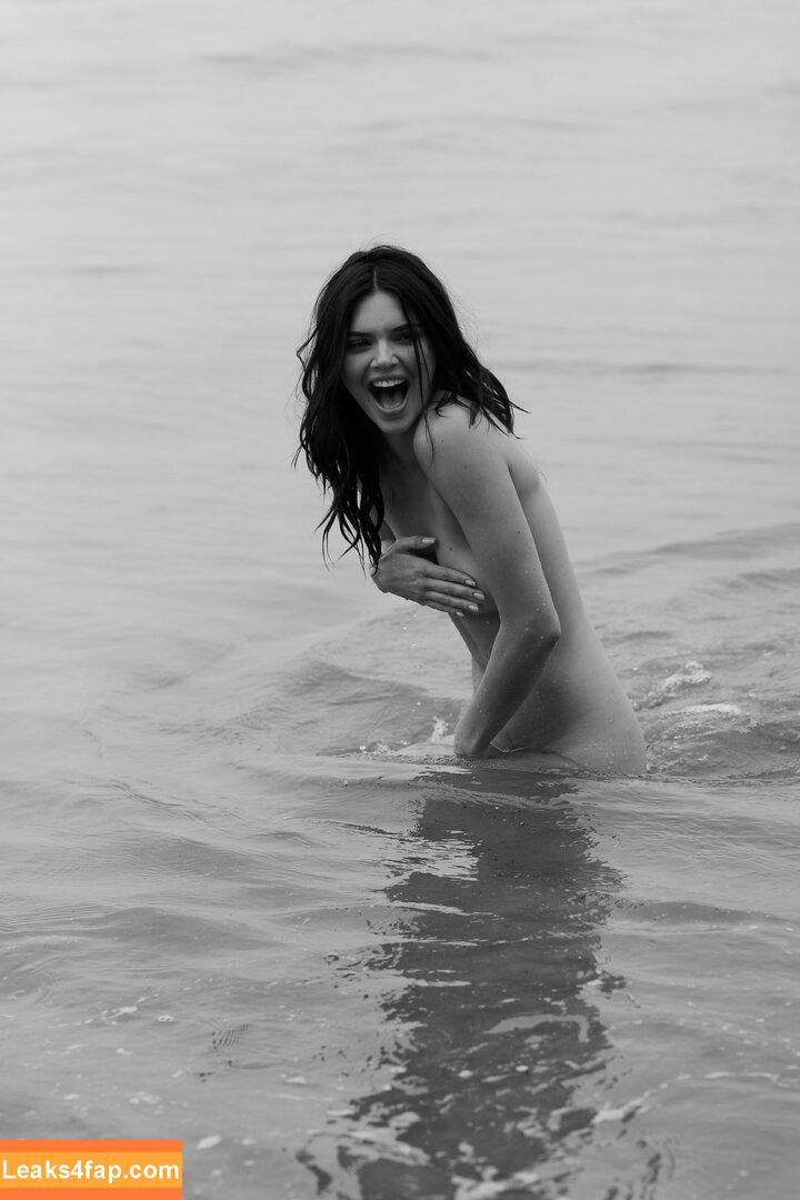 Kendall Jenner / KendallJenner / https: слитое фото фото #0053