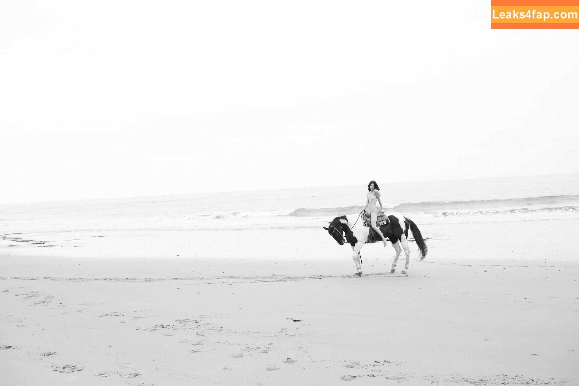 Kendall Jenner / KendallJenner / https: leaked photo photo #0068