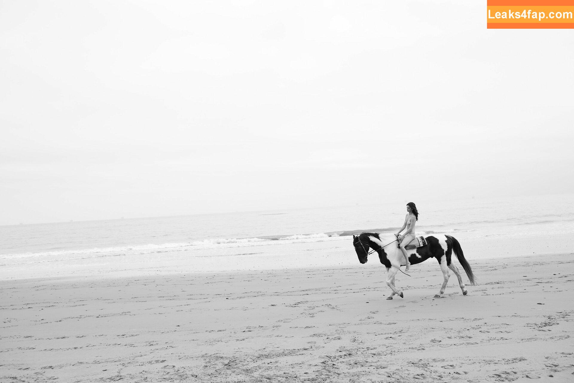 Kendall Jenner / KendallJenner / https: слитое фото фото #0077