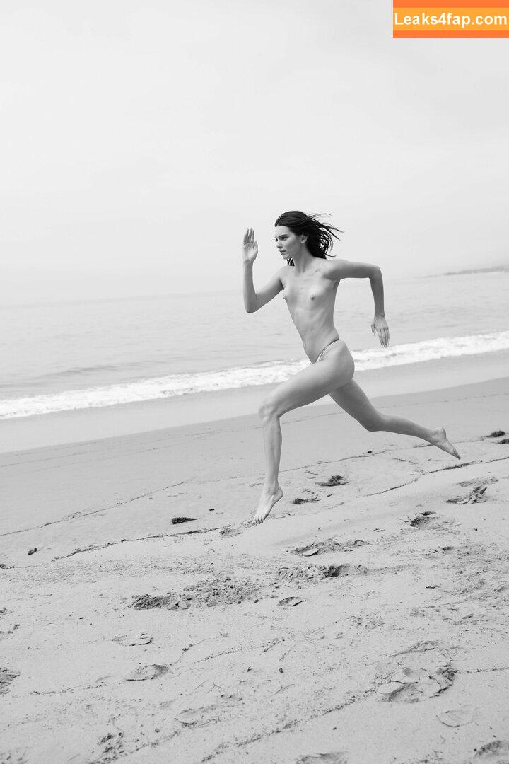 Kendall Jenner / KendallJenner / https: leaked photo photo #0079