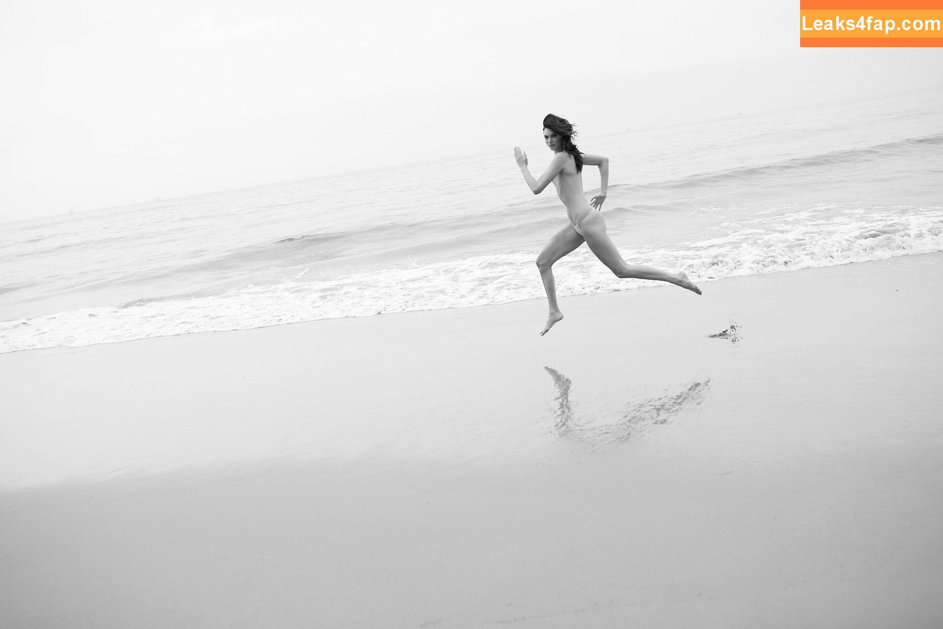 Kendall Jenner / KendallJenner / https: leaked photo photo #0085