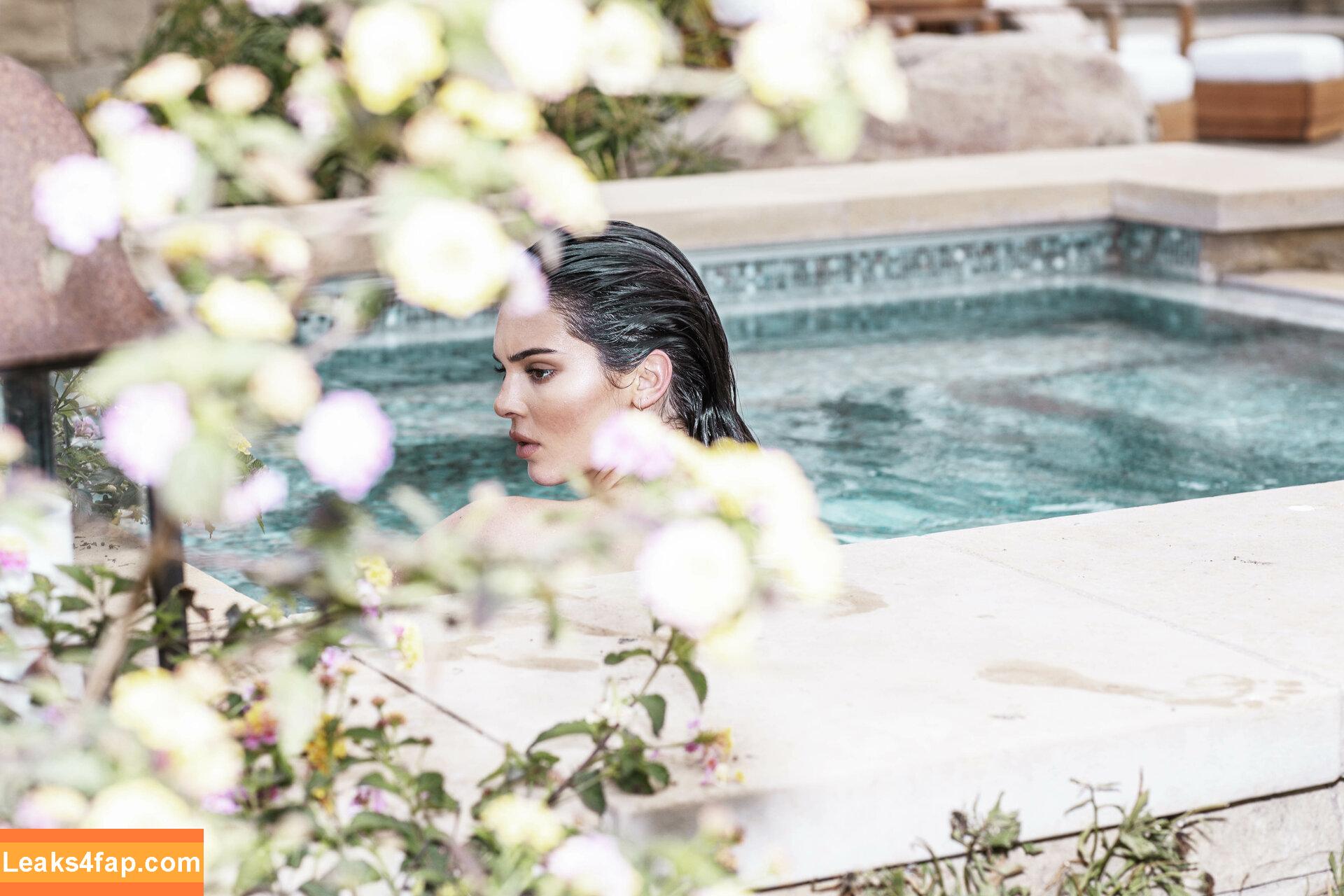 Kendall Jenner / KendallJenner / https: leaked photo photo #0087