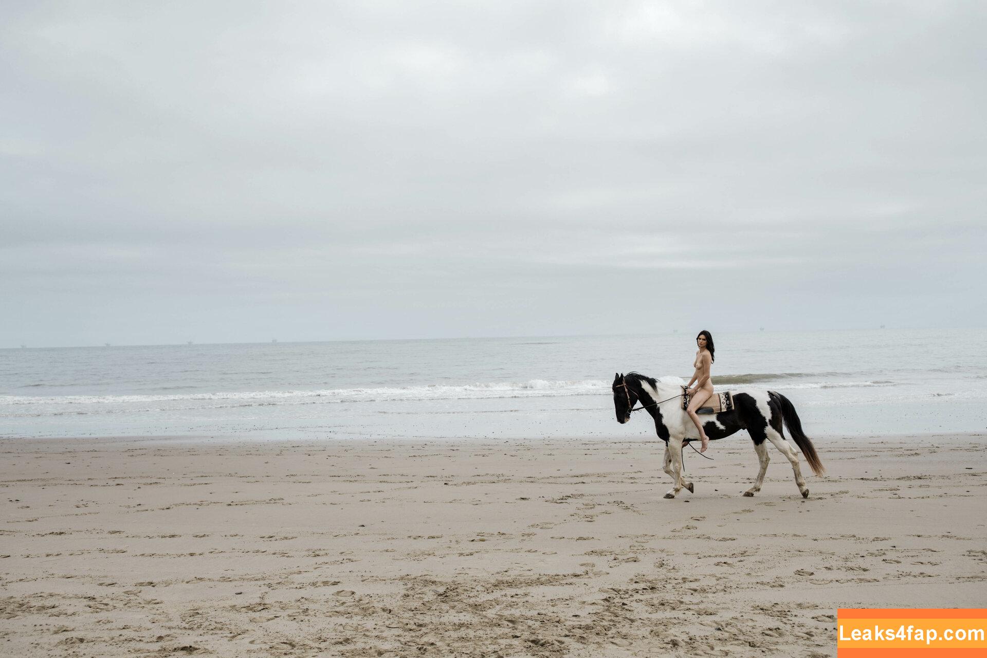 Kendall Jenner / KendallJenner / https: leaked photo photo #0088