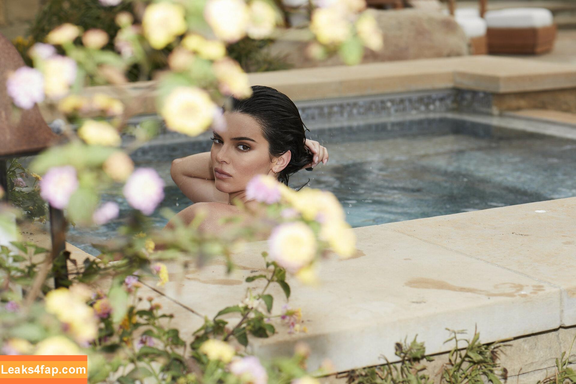 Kendall Jenner / KendallJenner / https: leaked photo photo #0094