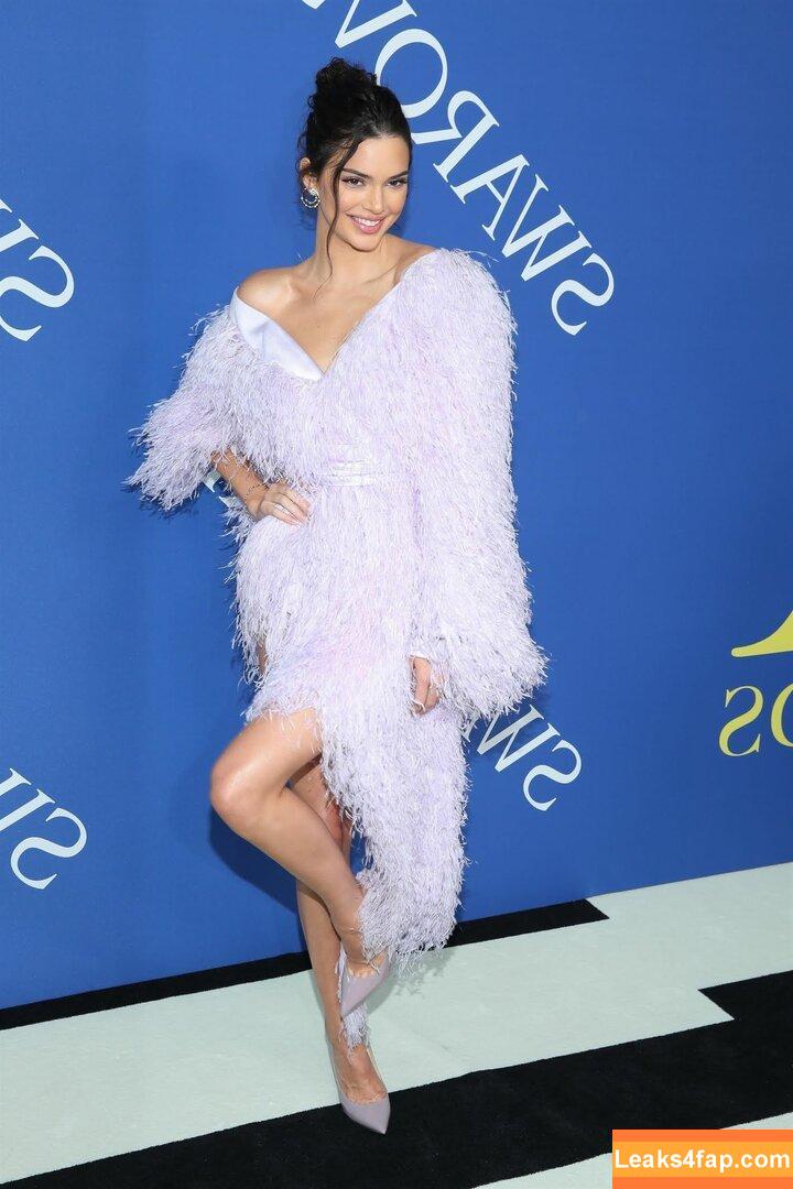 Kendall Jenner / KendallJenner / https: leaked photo photo #0123