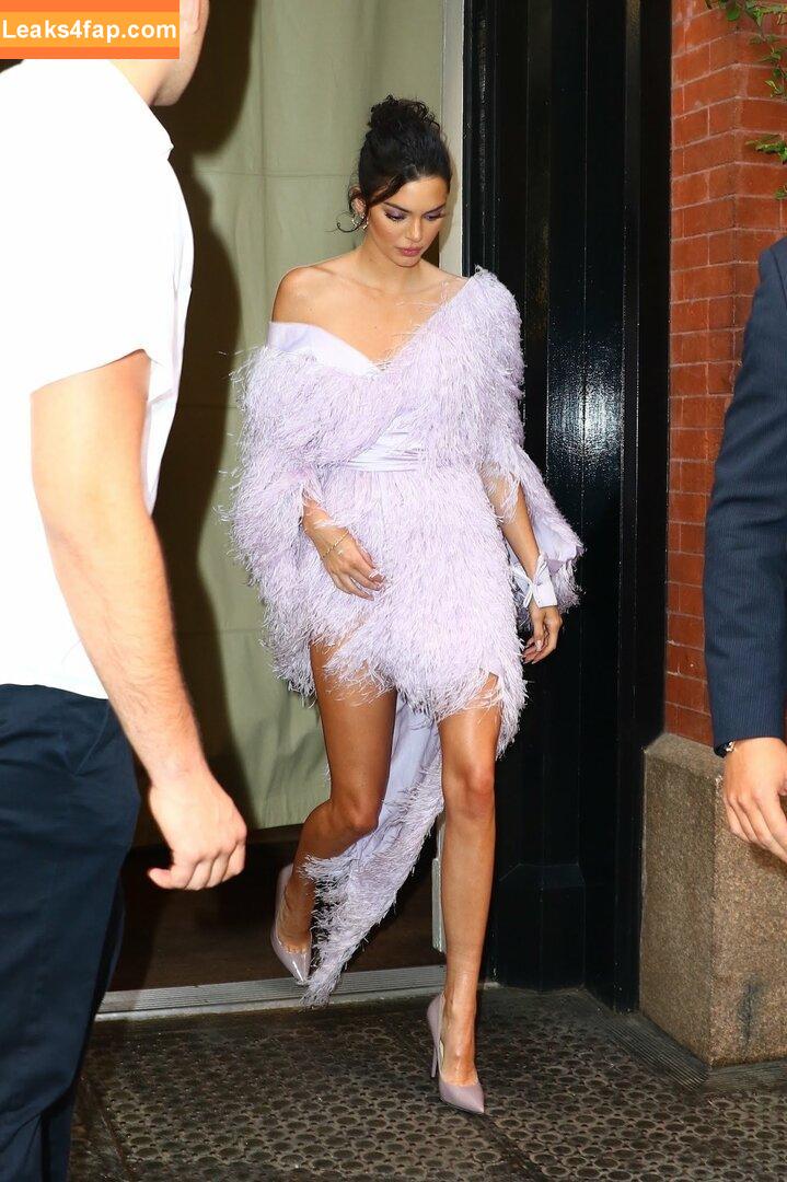 Kendall Jenner / KendallJenner / https: leaked photo photo #0124