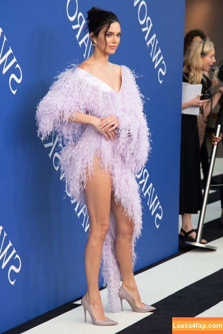 Kendall Jenner / KendallJenner / https: leaked photo photo #0132