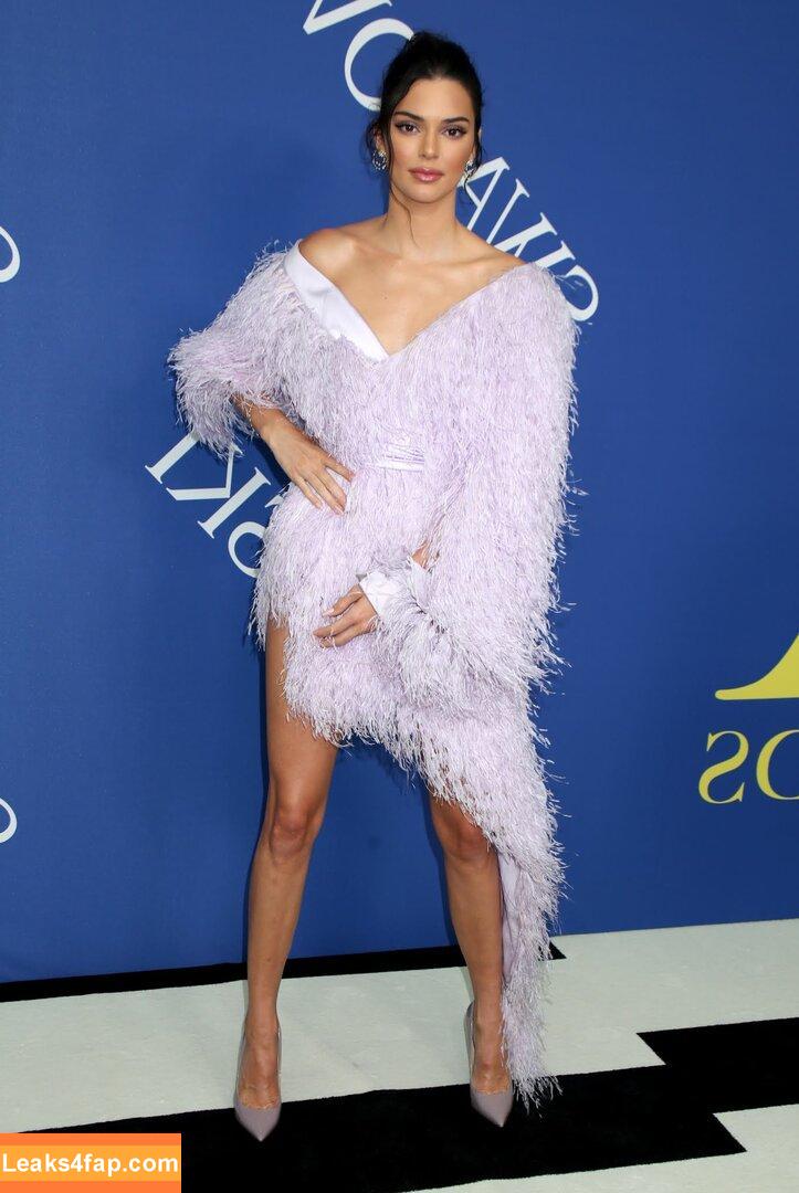 Kendall Jenner / KendallJenner / https: leaked photo photo #0133