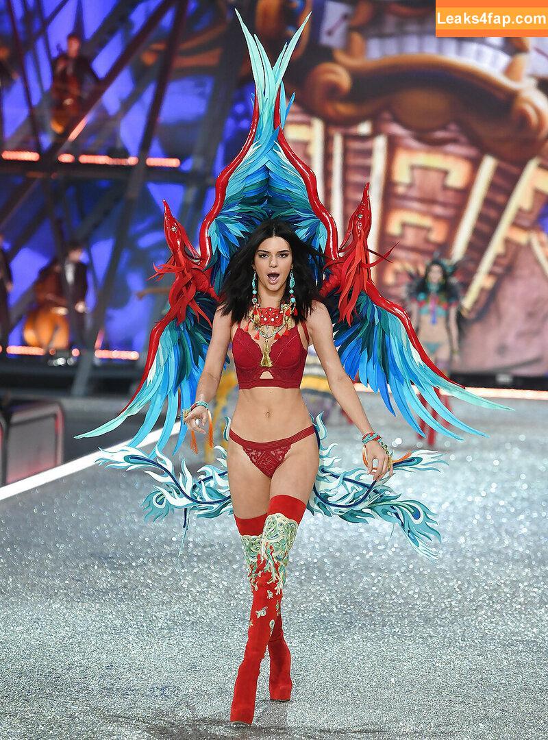 Kendall Jenner / KendallJenner / https: leaked photo photo #0155