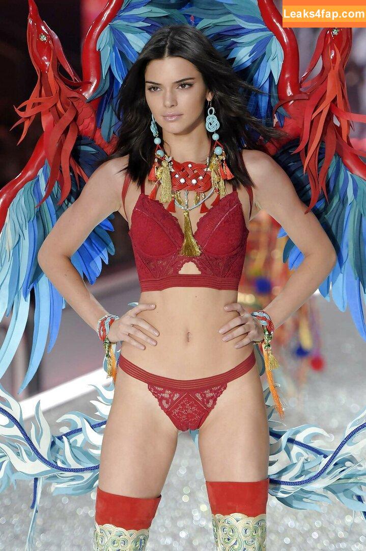 Kendall Jenner / KendallJenner / https: leaked photo photo #0168
