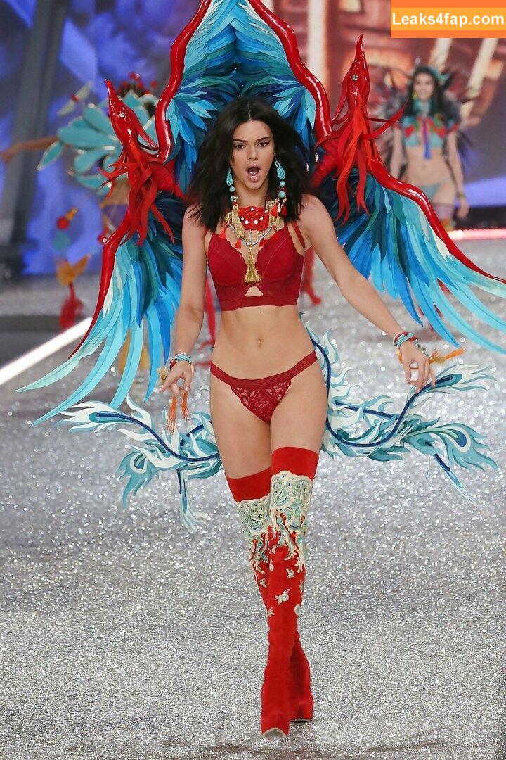 Kendall Jenner / KendallJenner / https: leaked photo photo #0172