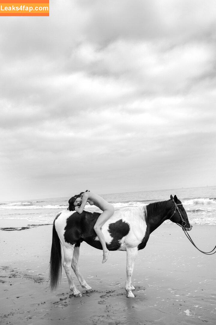 Kendall Jenner / KendallJenner / https: leaked photo photo #0189