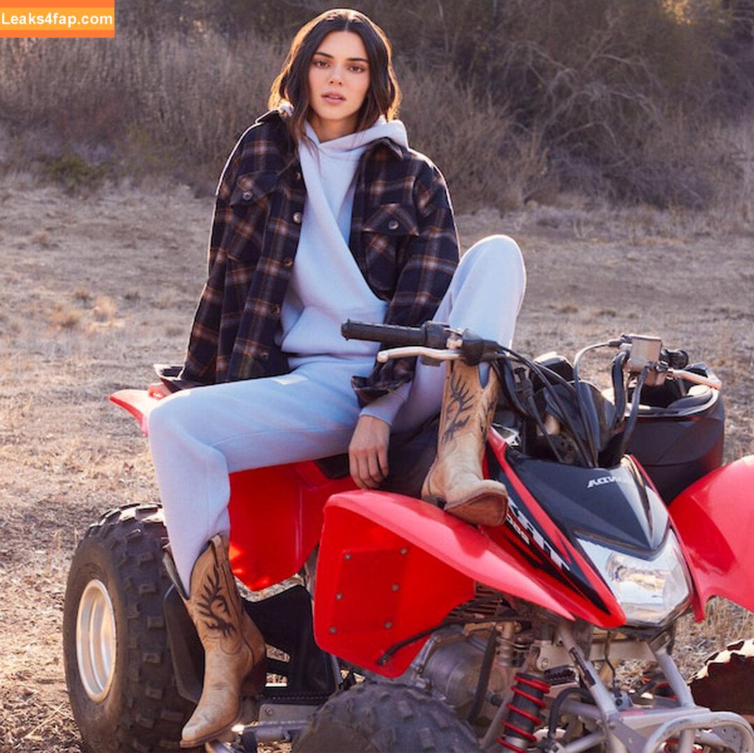 Kendall Jenner / KendallJenner / https: leaked photo photo #0193