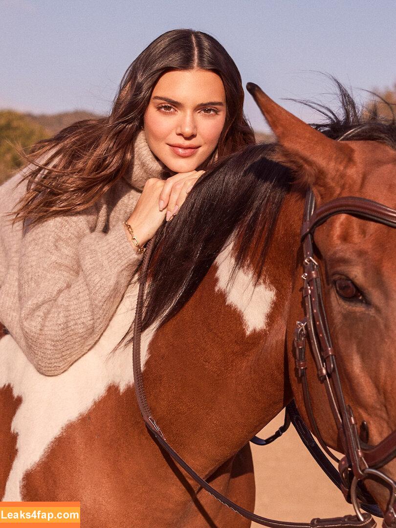 Kendall Jenner / KendallJenner / https: leaked photo photo #0195