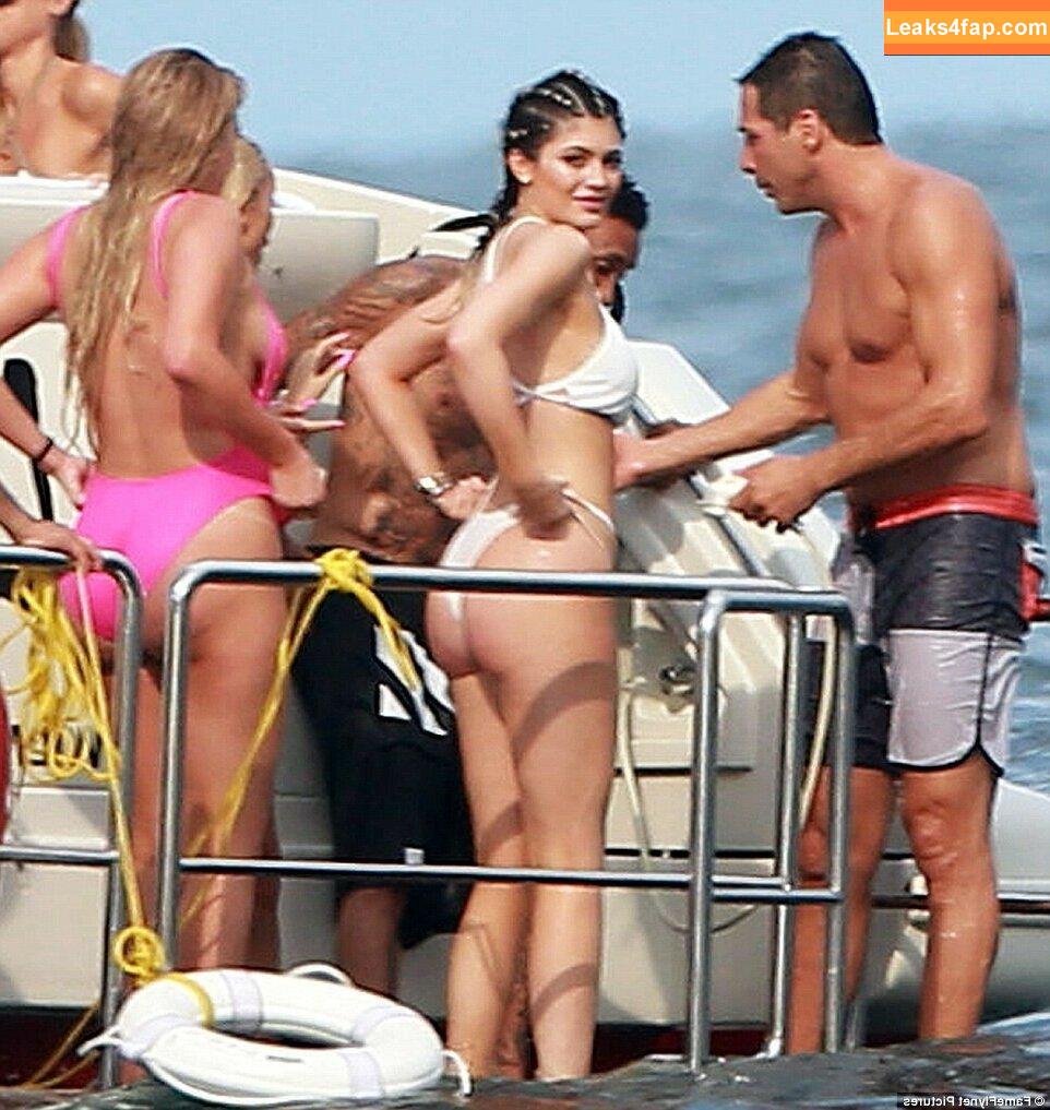 Kendall Jenner / KendallJenner / https: leaked photo photo #0264